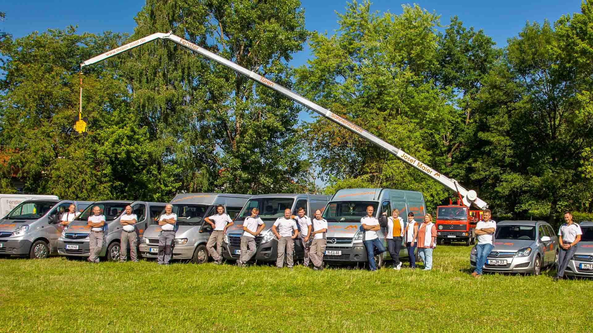 Josef Maier Team mit Fahrzeugen und Kranwagen